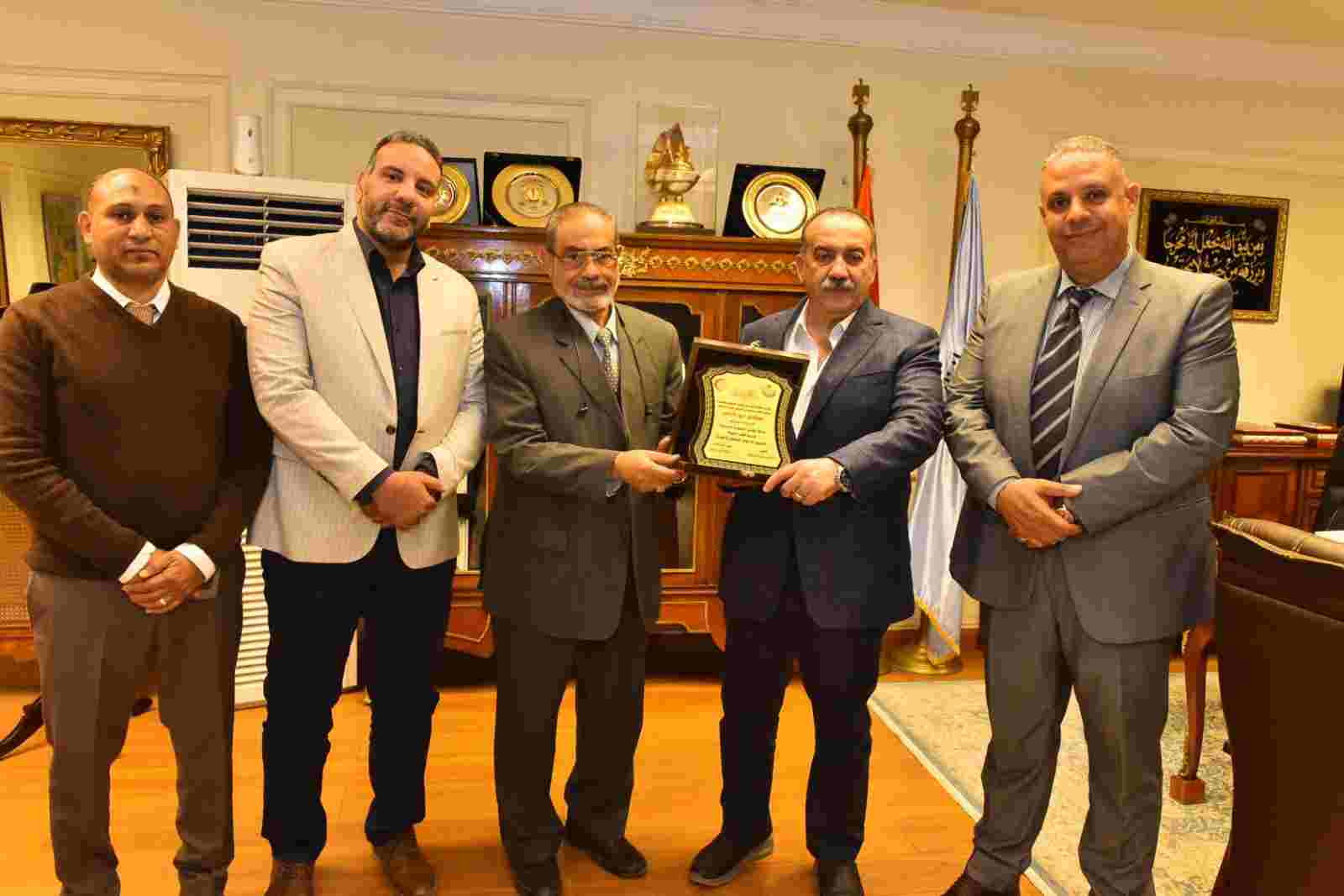  أسيوط تبحث إنشاء كلية للعلاج الطبيعي وتعزيز الخدمات الطبية بالمحافظة